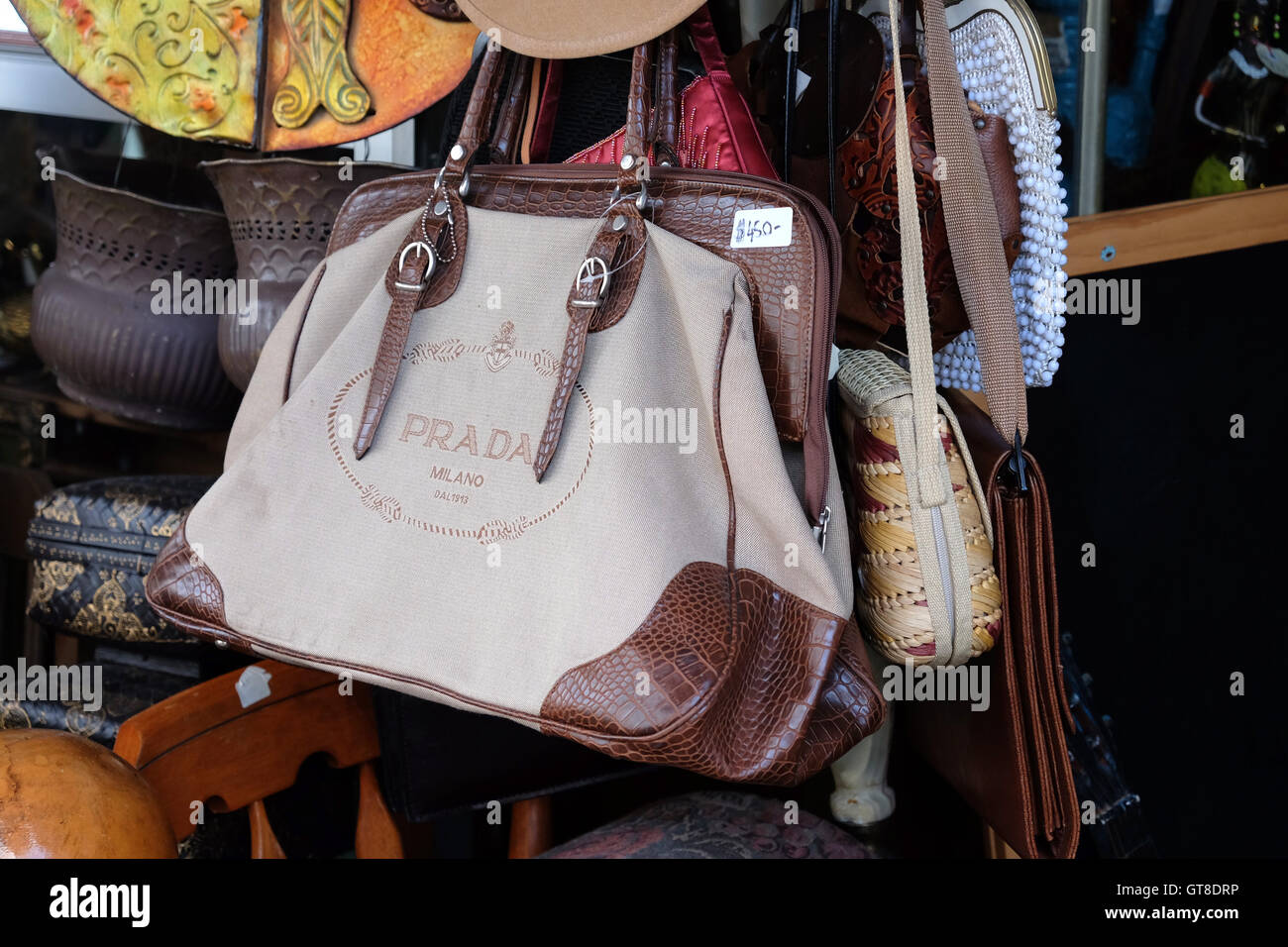Gebrauchte Prada-Reisetasche zum Verkauf in King St Newtown Sydney Australia Stockfoto