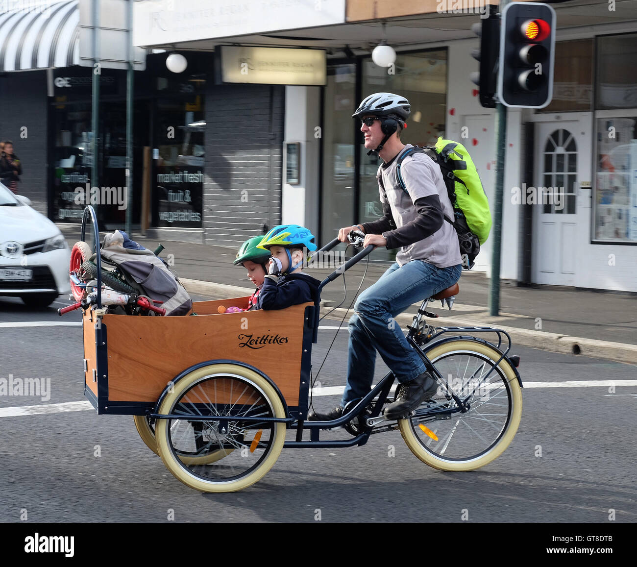 Ein Mann-Pedale seine Kinder auf einem Fahrrad in der Vorstadt von Sydney von Newtown. Stockfoto
