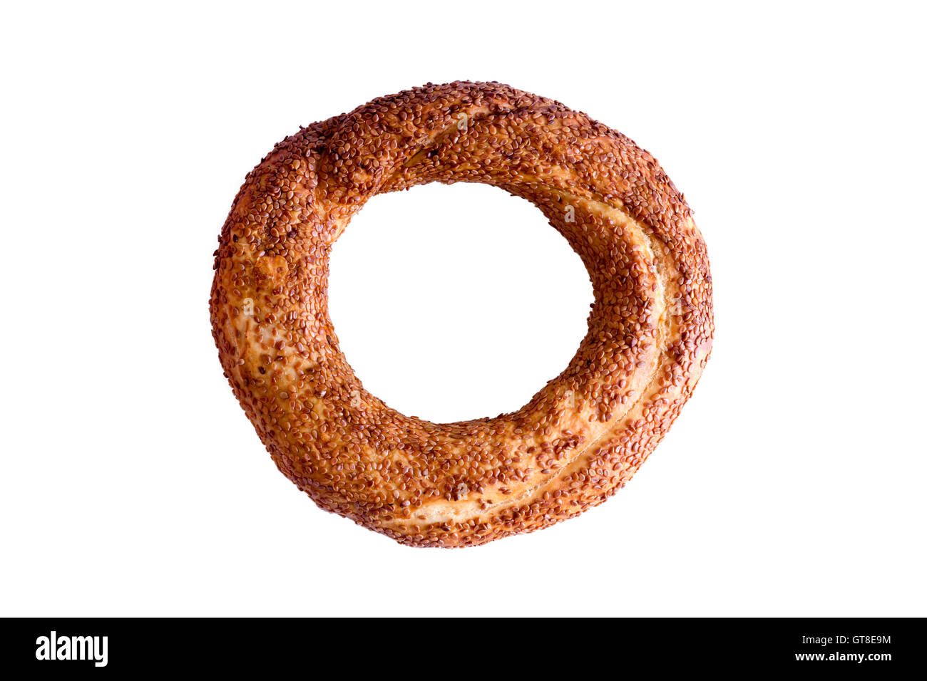 Frisch gebackene knusprige golden türkische Simit, serviert ein traditionelle runde Brot mit Sesam mit türkischen Tee, isoliert Stockfoto