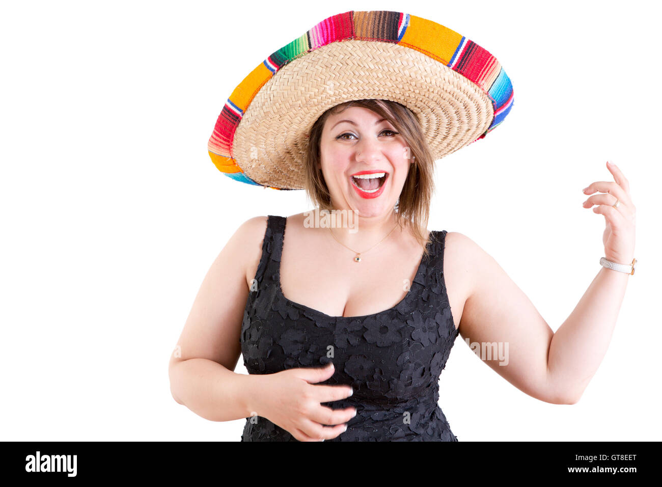 Glücklich Porträt einer Dame tanzen in Casual Schwarz Shirt mit mexikanischen Sombrero, schaut in die Kamera auf eine weiße staatlich hautnah Stockfoto