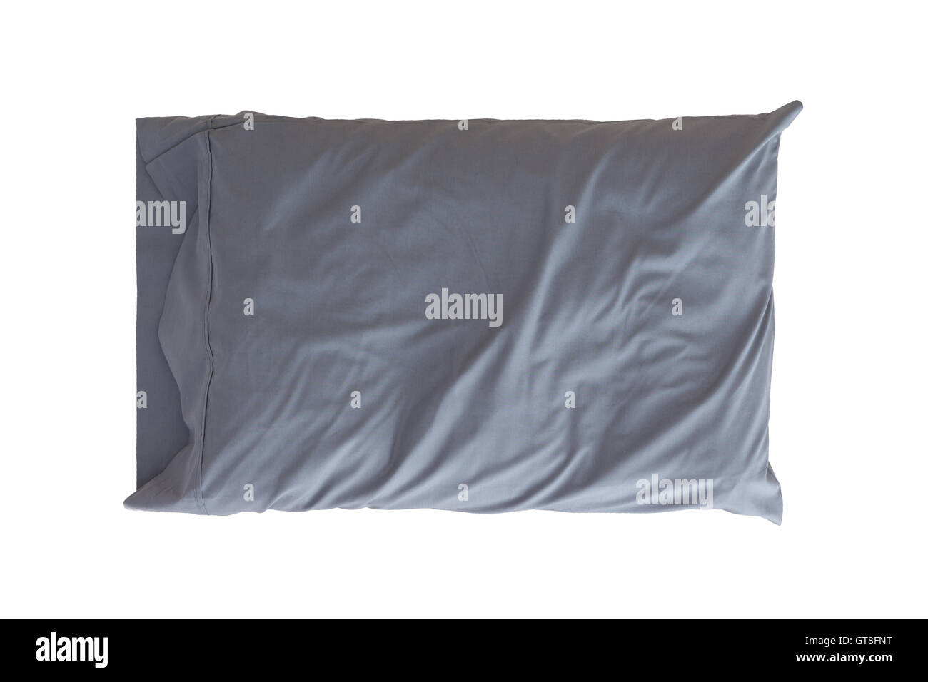 Angenehm weiches Kissen in einem faltigen grauen Kissenbezug für Schutz und Hygiene isoliert auf weiss Stockfoto