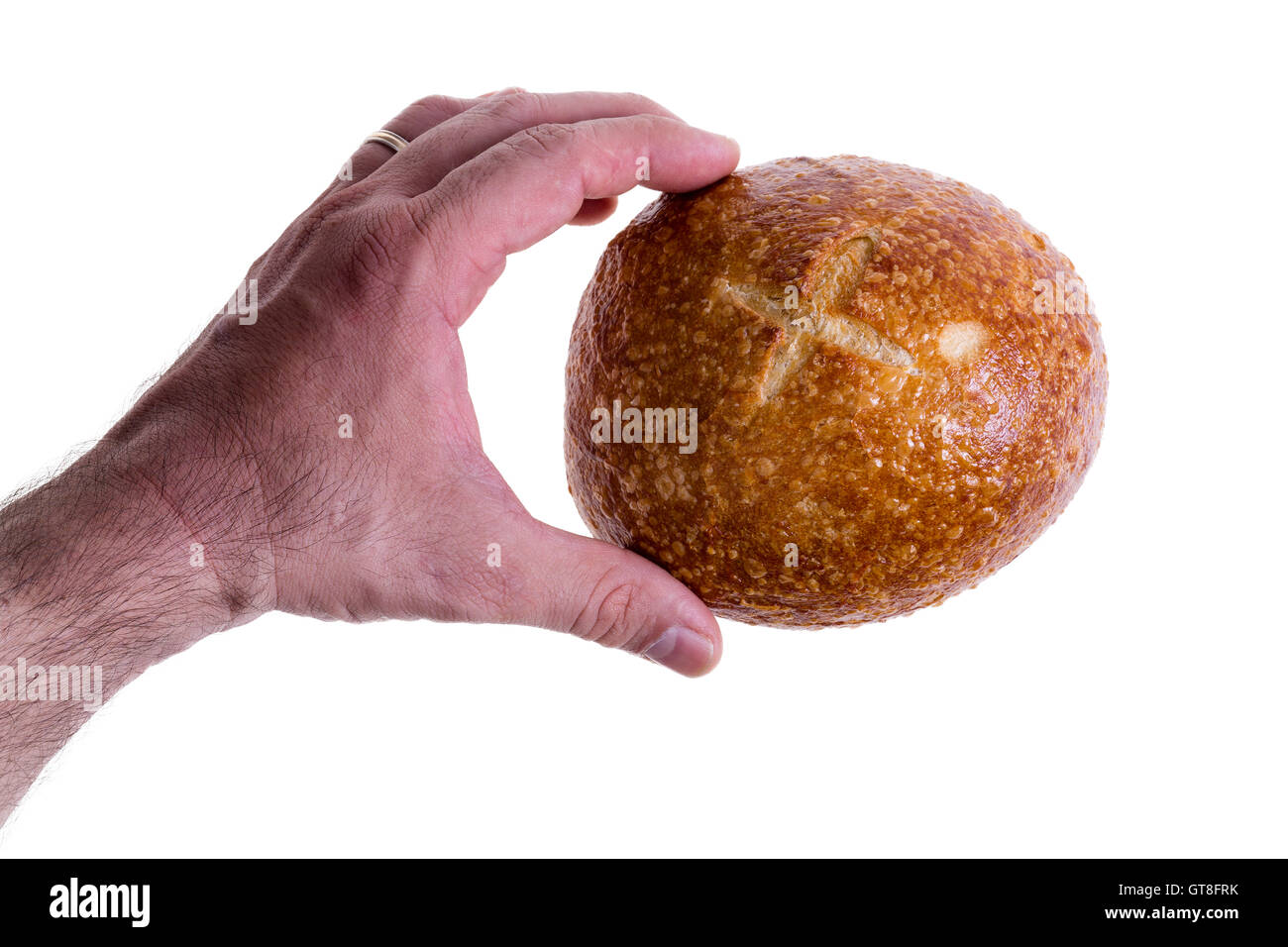 Sauberen männlichen Hand sanft hält ein frisch gebackenes Sauerteigbrot Rollen oder Runde Brötchen zwischen Finger und Daumen isoliert auf einem weißen ba Stockfoto