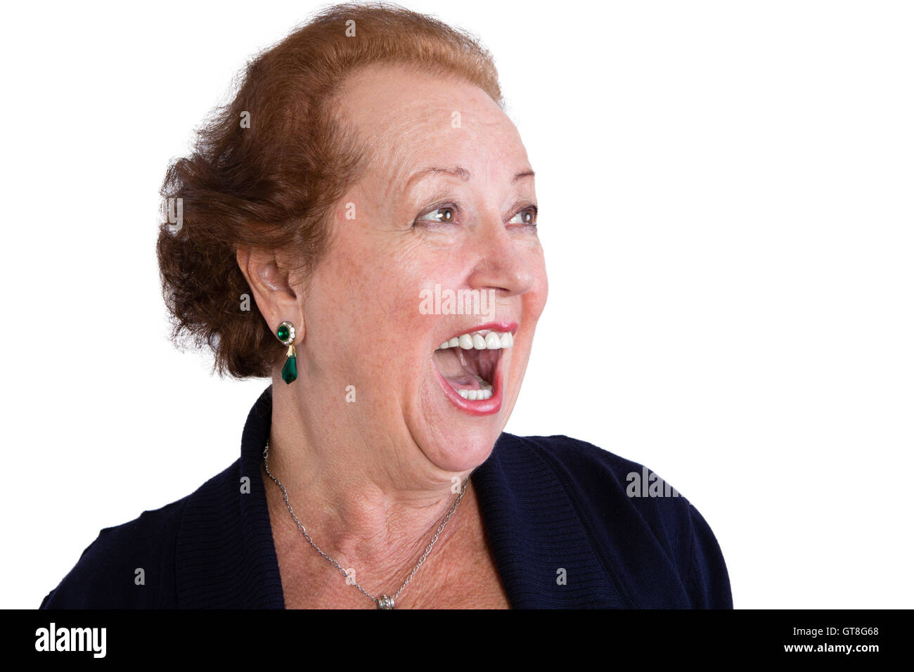 Nahaufnahme Senior Woman zeigt ein überrascht Gesichtsausdruck mit offenen Mund und auf der Suche auf der rechten Seite des Rahmens, isoliert auf W Stockfoto