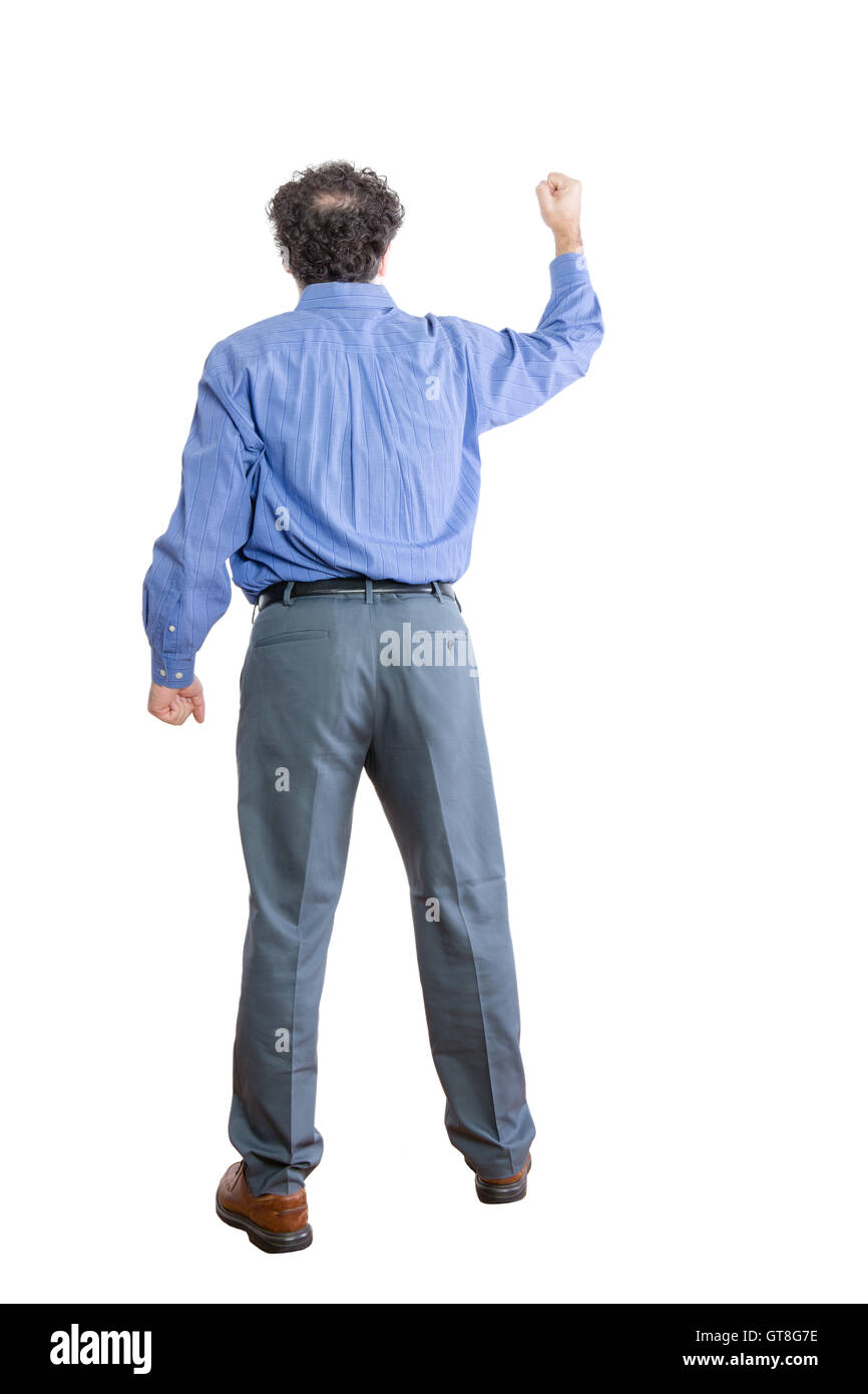 Voller Länge Schuss eines wütenden Kaufmanns Anhebung Faust während der Verkleidung nach hinten, isoliert auf einem weißen Hintergrund. Stockfoto