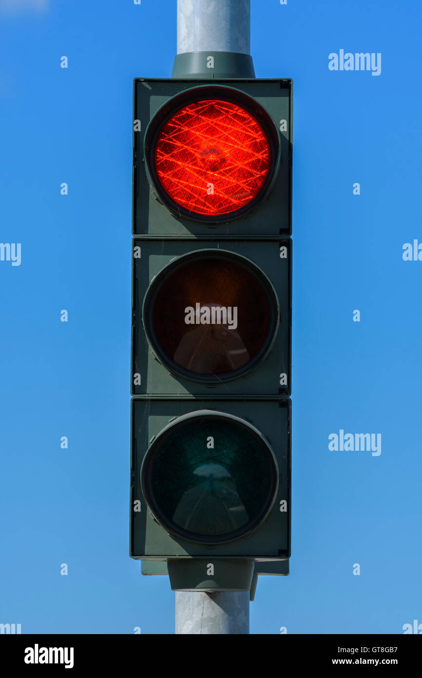 Rote Ampel gegen blauen Himmel, Dänemark Stockfoto