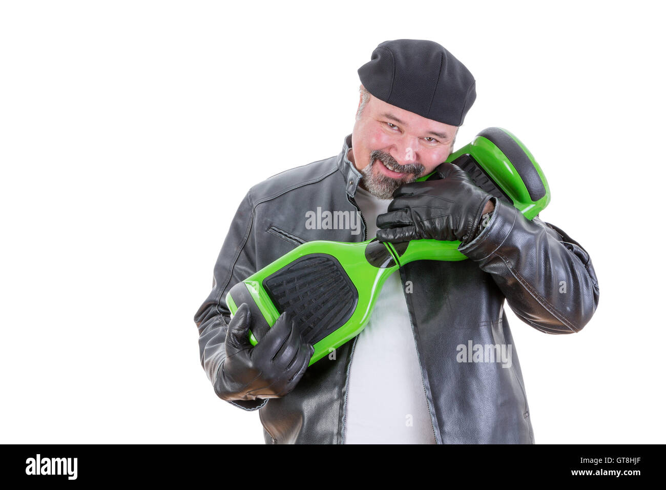 Lächelnd, bärtigen Mann mittleren alten Übergewicht einzelnen in Lederjacke, die Anbetung seiner grünen und schwarzen Hoverboard mit Umarmung über weiß b Stockfoto