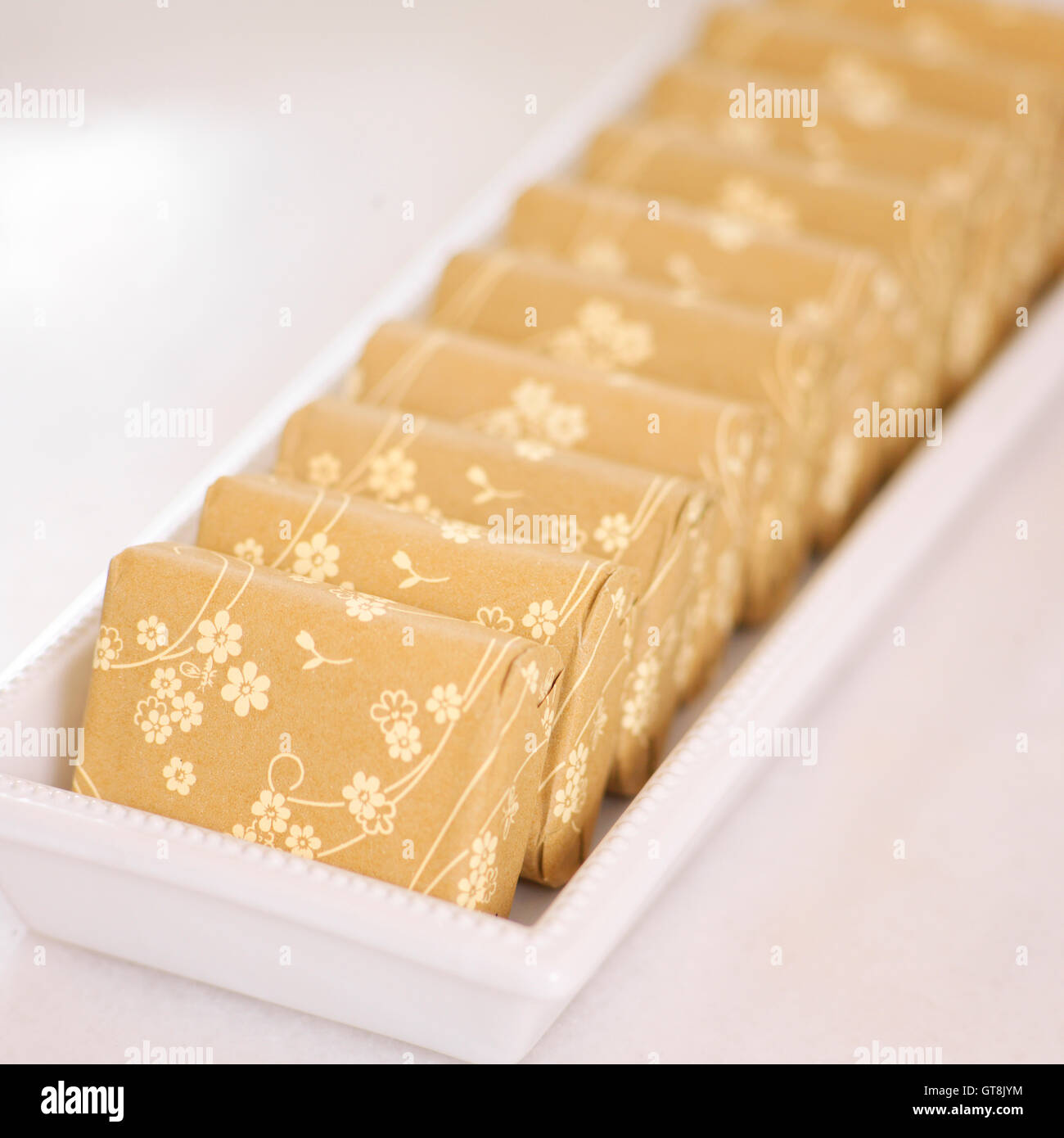 Close-up of Floral verpackte Bars Seife in Schale Stockfoto