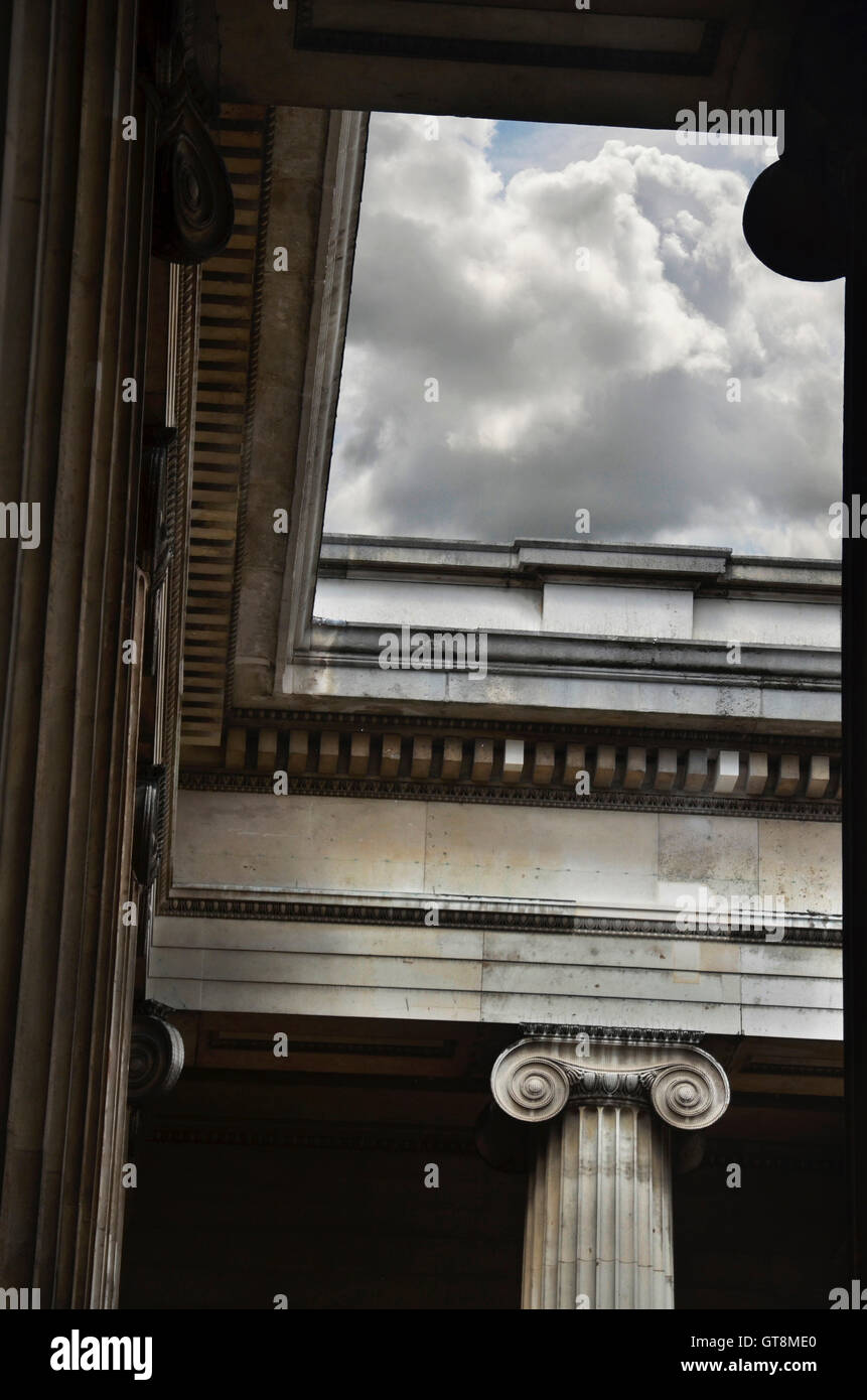 Niedrigen Winkel Ansicht der Spalten im British Museum, London, England, UK Stockfoto