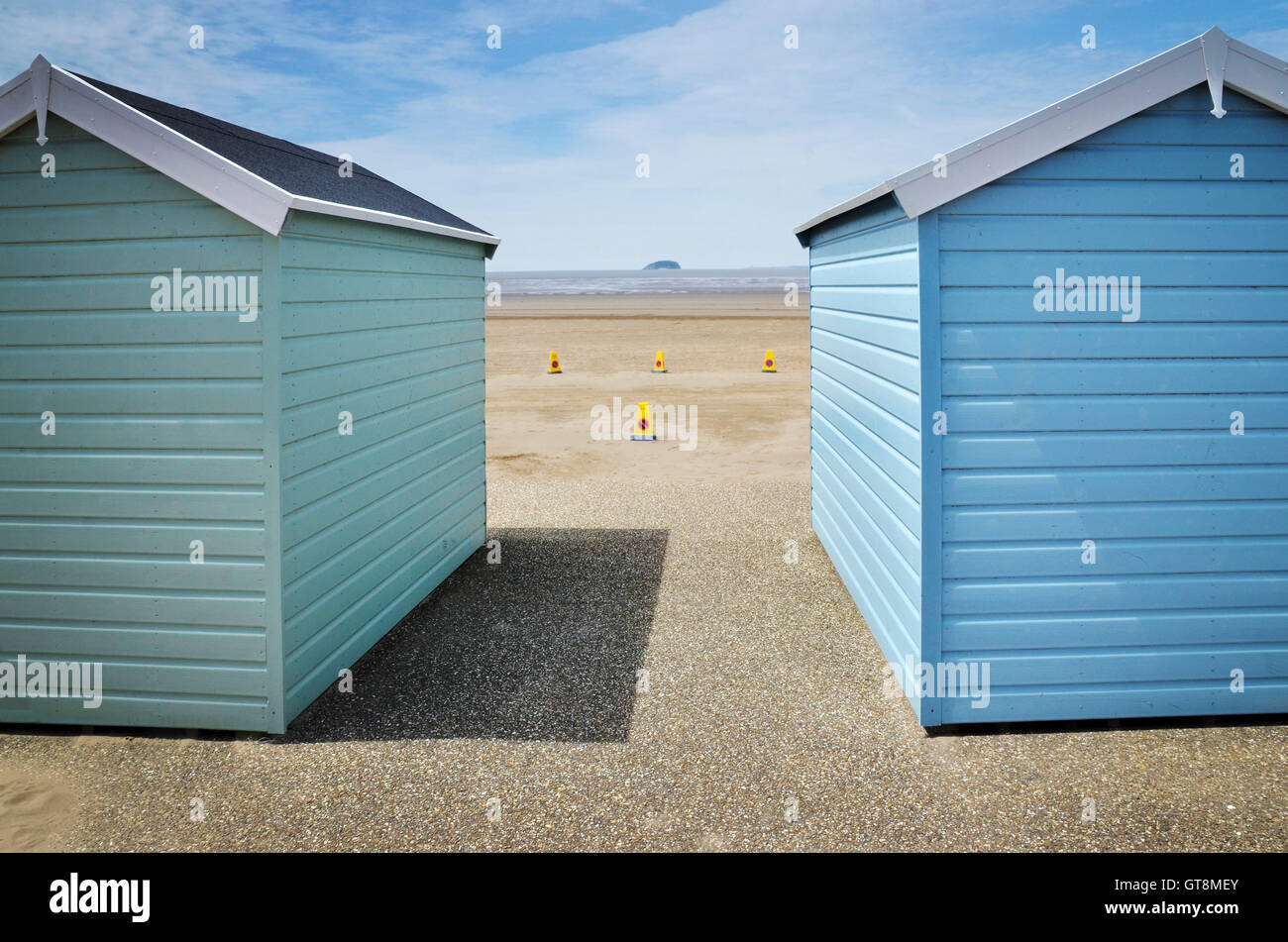 Blick auf Strand Hütten, Weston-Super-Mare, Somerset, England, Vereinigtes Königreich Stockfoto