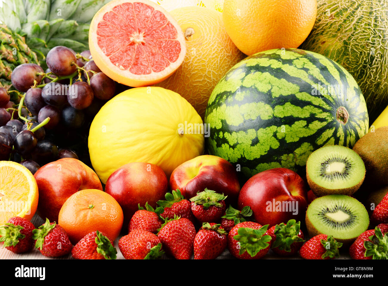 Komposition mit verschiedenen Früchten. Ausgewogene Ernährung Stockfoto