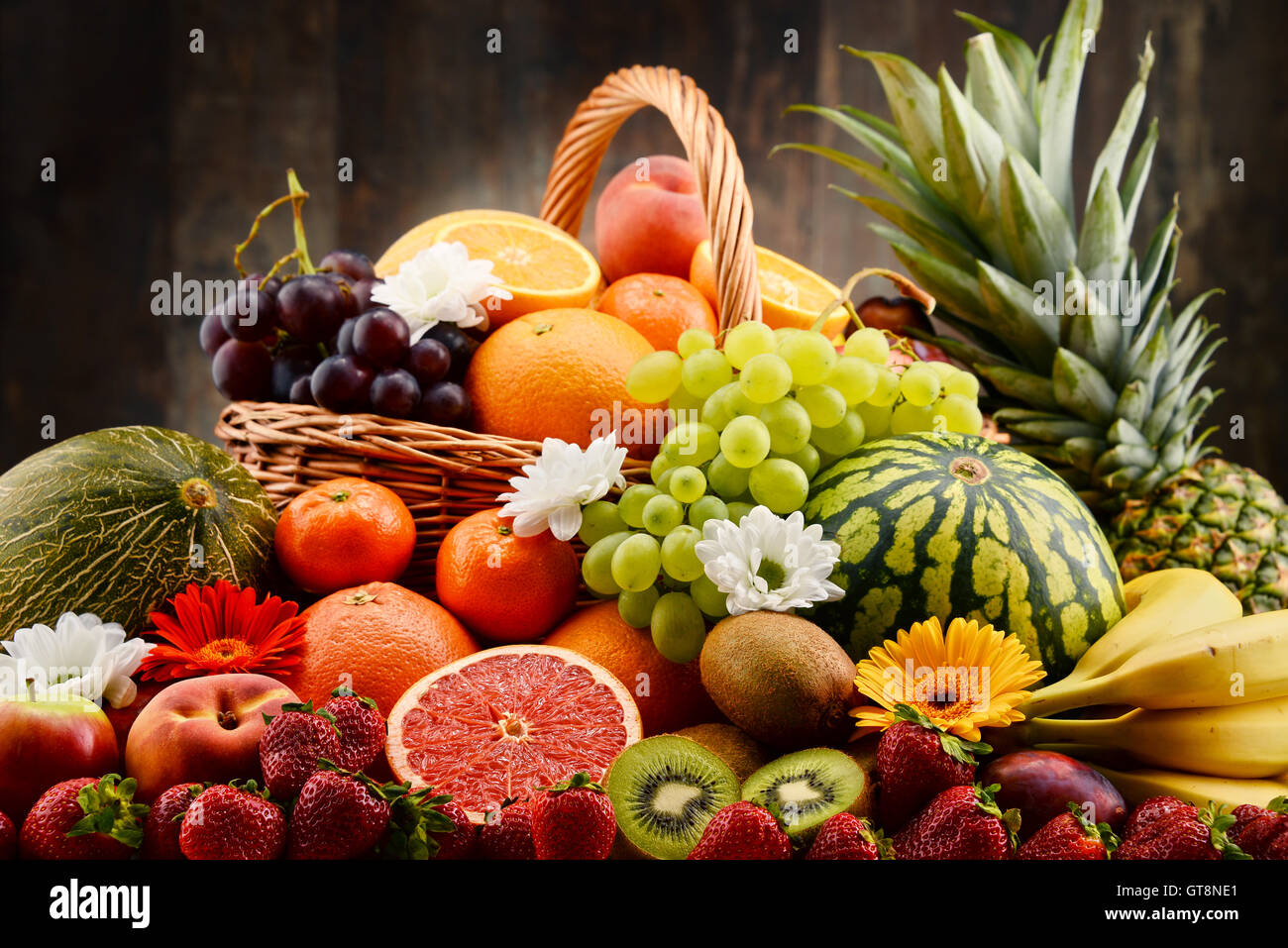 Komposition mit verschiedenen Früchten. Ausgewogene Ernährung Stockfoto