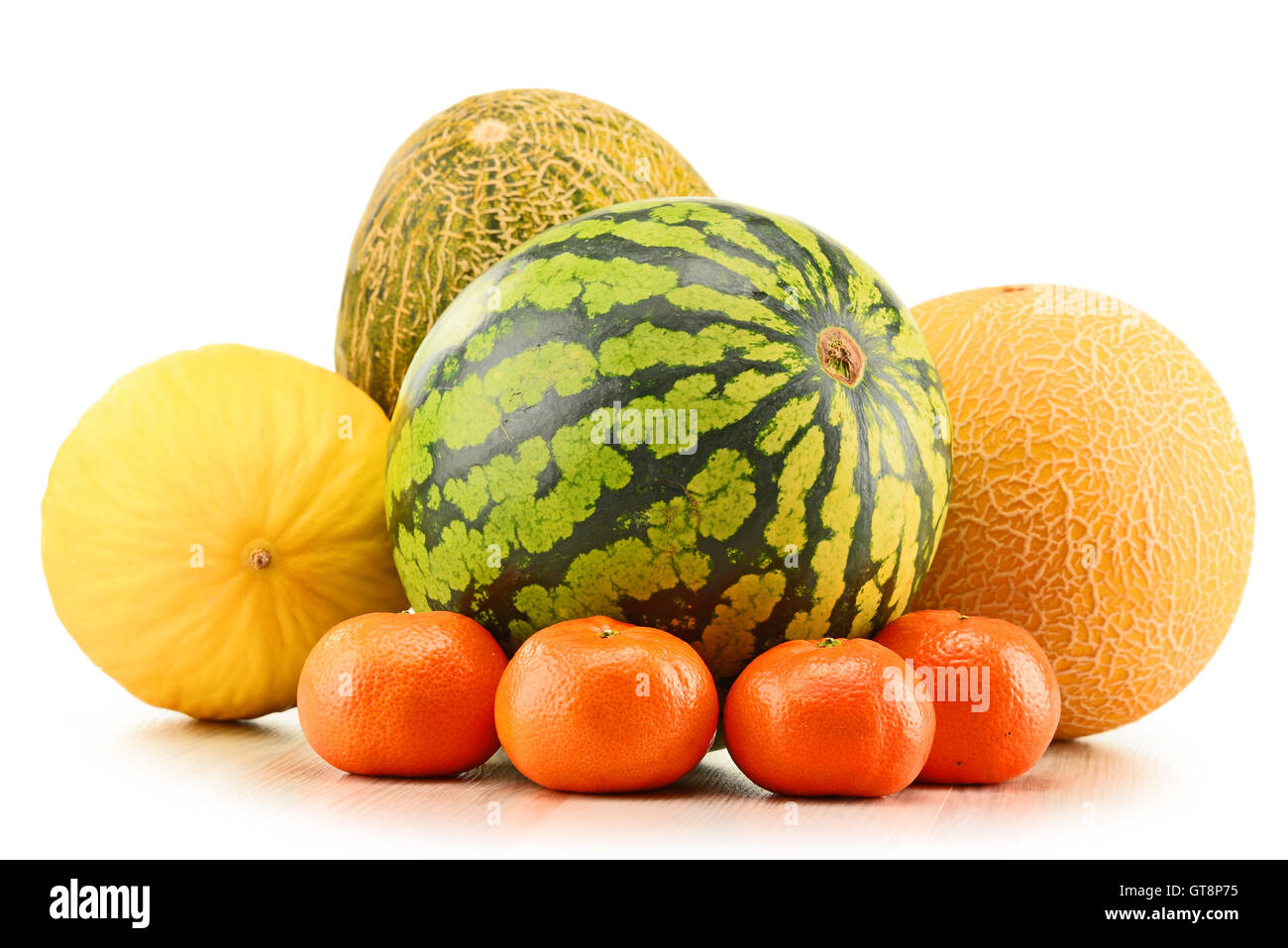 Komposition mit sortierten Melonen und Mandarinen Stockfoto