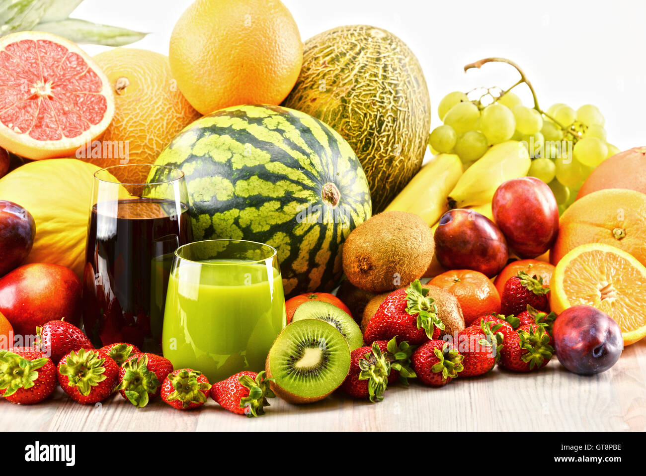 Komposition mit verschiedenen Früchten und Gläser Saft. Ausgewogene Ernährung Stockfoto