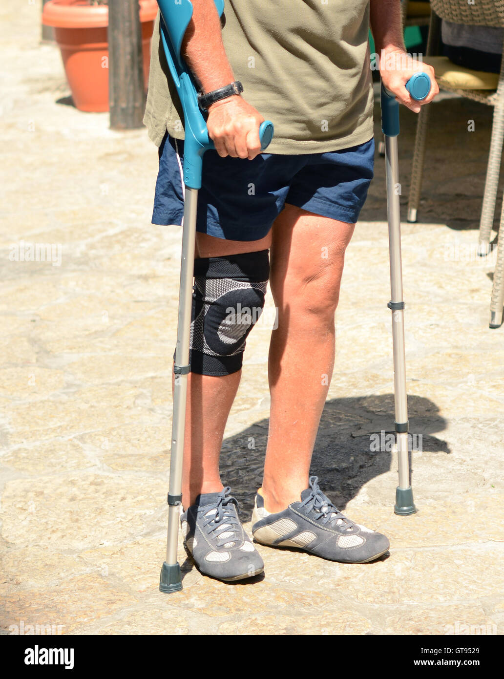Mann mit krücken gehen Fotos und Bildmaterial in hoher Auflösung Alamy