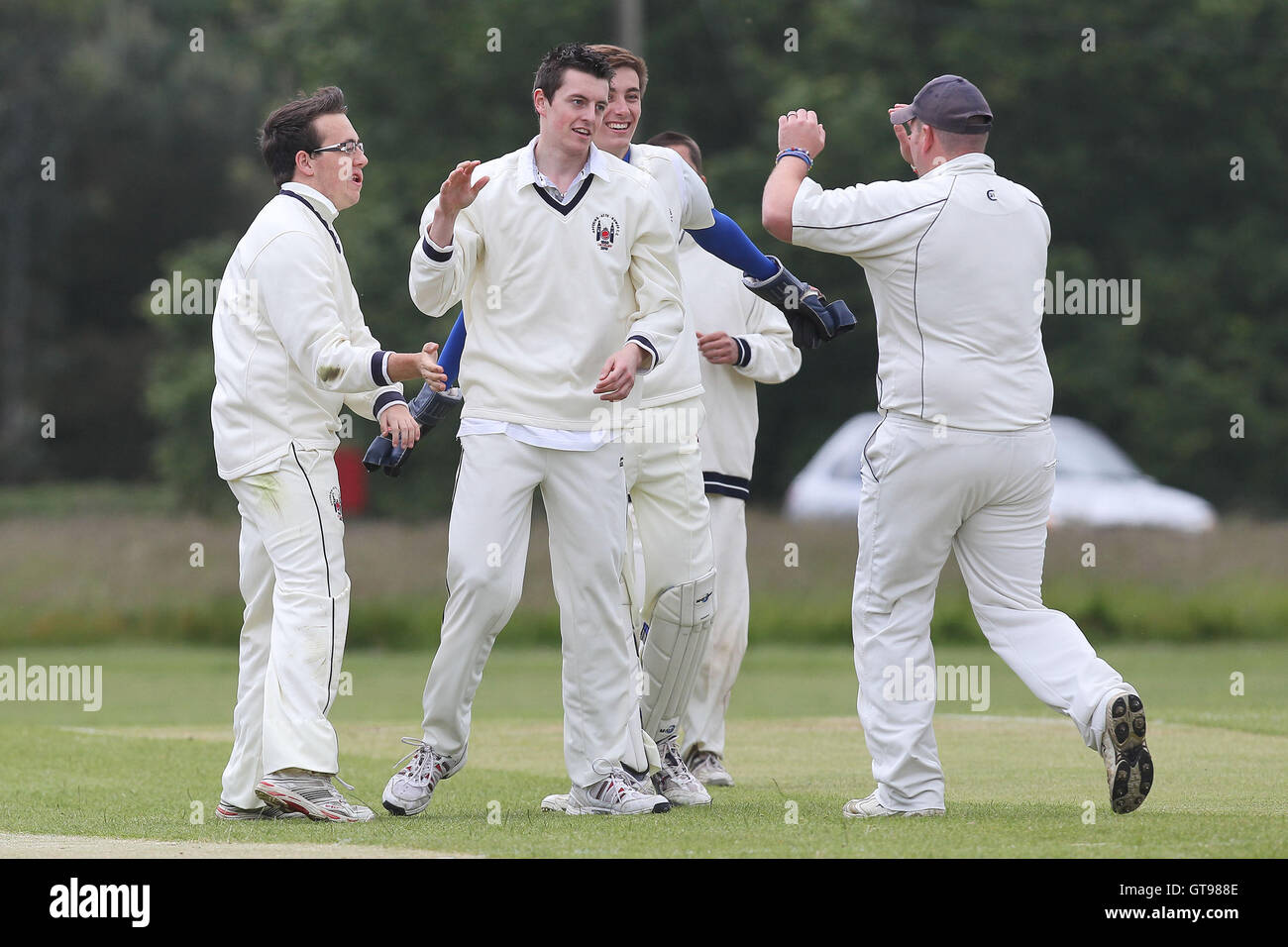 Schalen aus G Pearson und feiert - Navestock Ardleigh grün CC Vs Havering Atte Bower M Roe von Havering CC 2. XI - Mitte Essex Cricket League an Navestock Seite - 16.06.12 Stockfoto