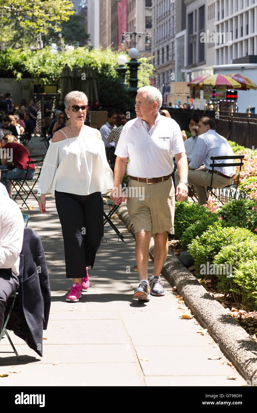 Älteres Paar in der Freizeit, NYC Stockfoto