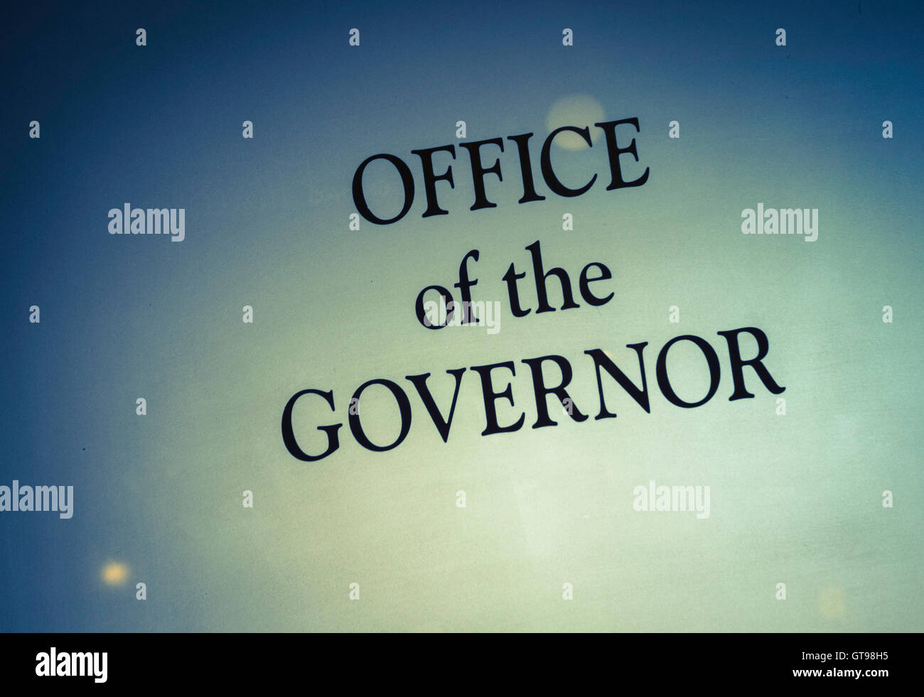 "Büro des Gouverneurs" Zeichen auf Glas Tür, USA Stockfoto