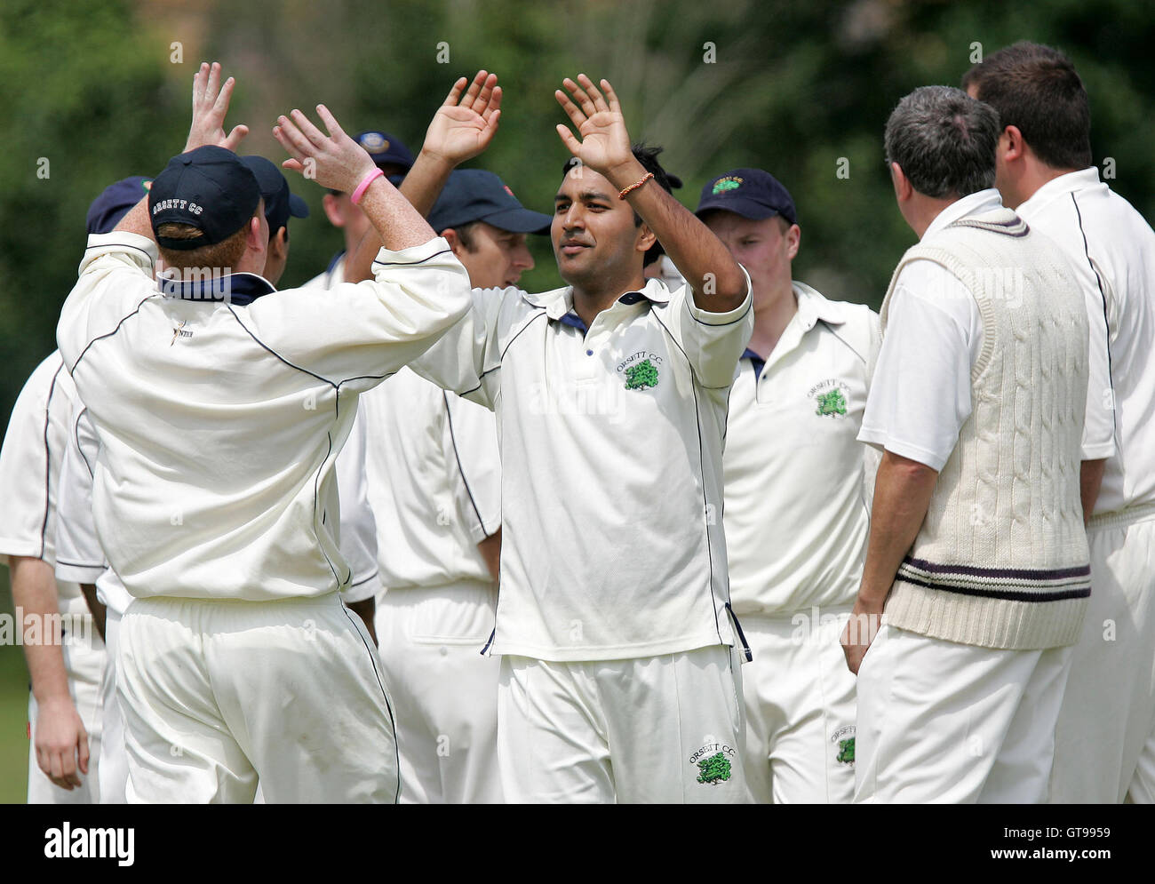 Ein Siriwardenya Orsett (Mitte) feiert das Wicket D Stitson - Orsett CC Vs Horndon-on-the-Hill CC in der Schule Lane, Orsett - Essex Cricket League - 06.09.07 Stockfoto