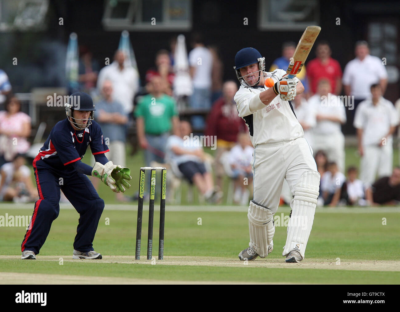 Ein Ison Upminster Löcher heraus aus der Bowling Bhane - Upminster CC (weiß) Vs Buckhurst Hill CC im Halbfinale - Herzöge Essex zwanzig 20 Cricket Finaltag in Billericay Cricket Club - 15.08.10 Stockfoto