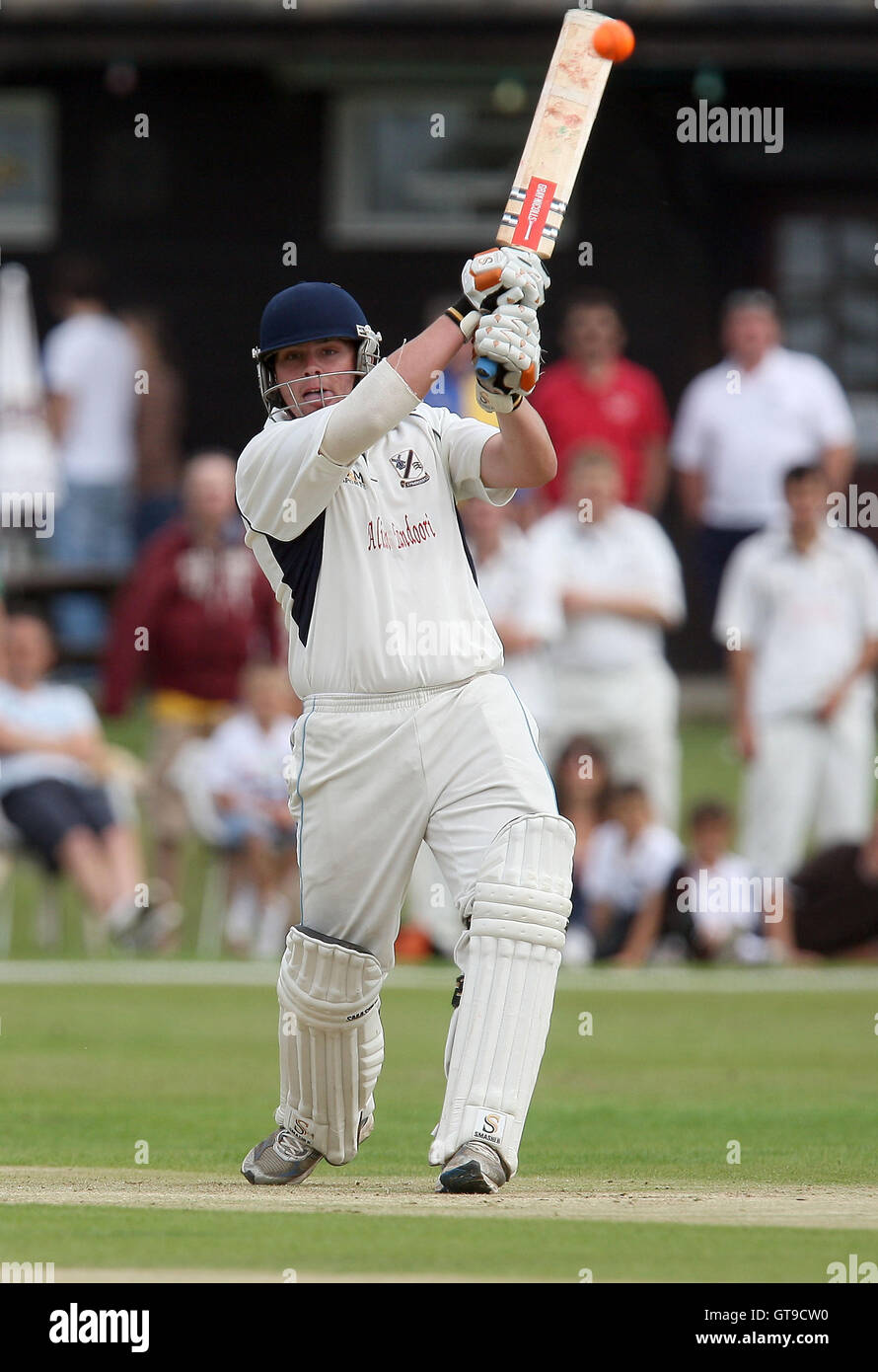 Ein Ison Upminster Löcher heraus aus der Bowling Bhane - Upminster CC (weiß) Vs Buckhurst Hill CC im Halbfinale - Herzöge Essex zwanzig 20 Cricket Finaltag in Billericay Cricket Club - 15.08.10 Stockfoto