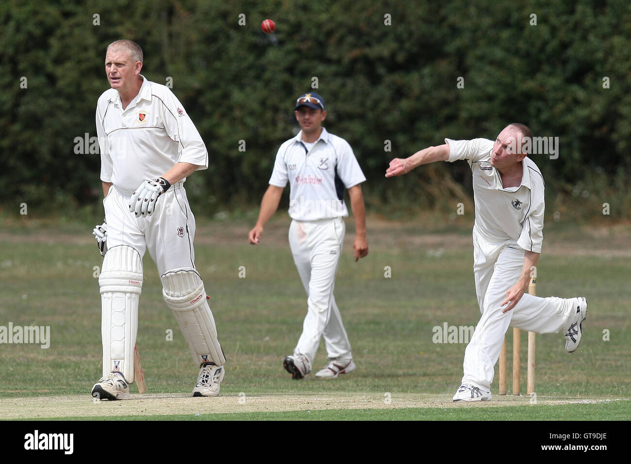 L Sutton Upminster Schalen CC wie M grün für Wickford - Upminster CC 4. XI Vs Wickford sichert 3. XI - Essex Cricket League - 08.07.10 Stockfoto