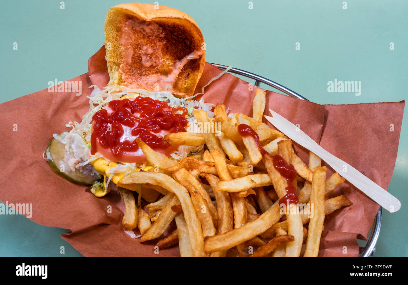 Cheeseburger mit Pommes und ketchup Stockfoto