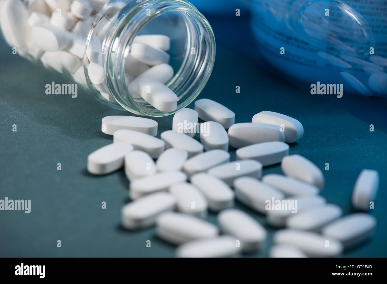 Droge, Medizin oder Ergänzung Pillen auf Tabelle mit Farbeffekten. Gesundheit Konzept. medizinischen Hintergrund. Stockfoto