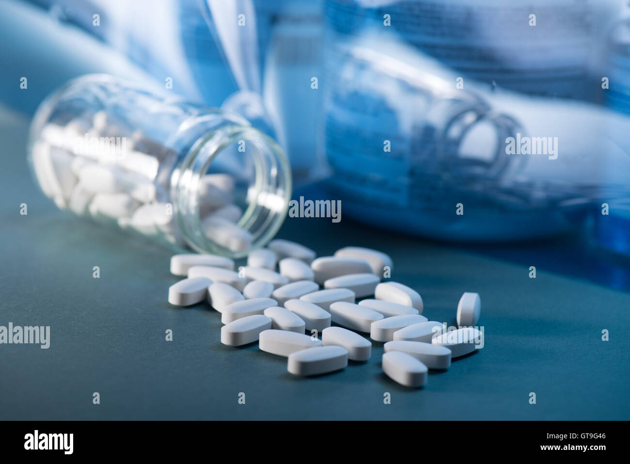 Droge, Medizin oder Ergänzung Pillen auf Tabelle mit Farbeffekten. Gesundheit Konzept. medizinischen Hintergrund. Stockfoto