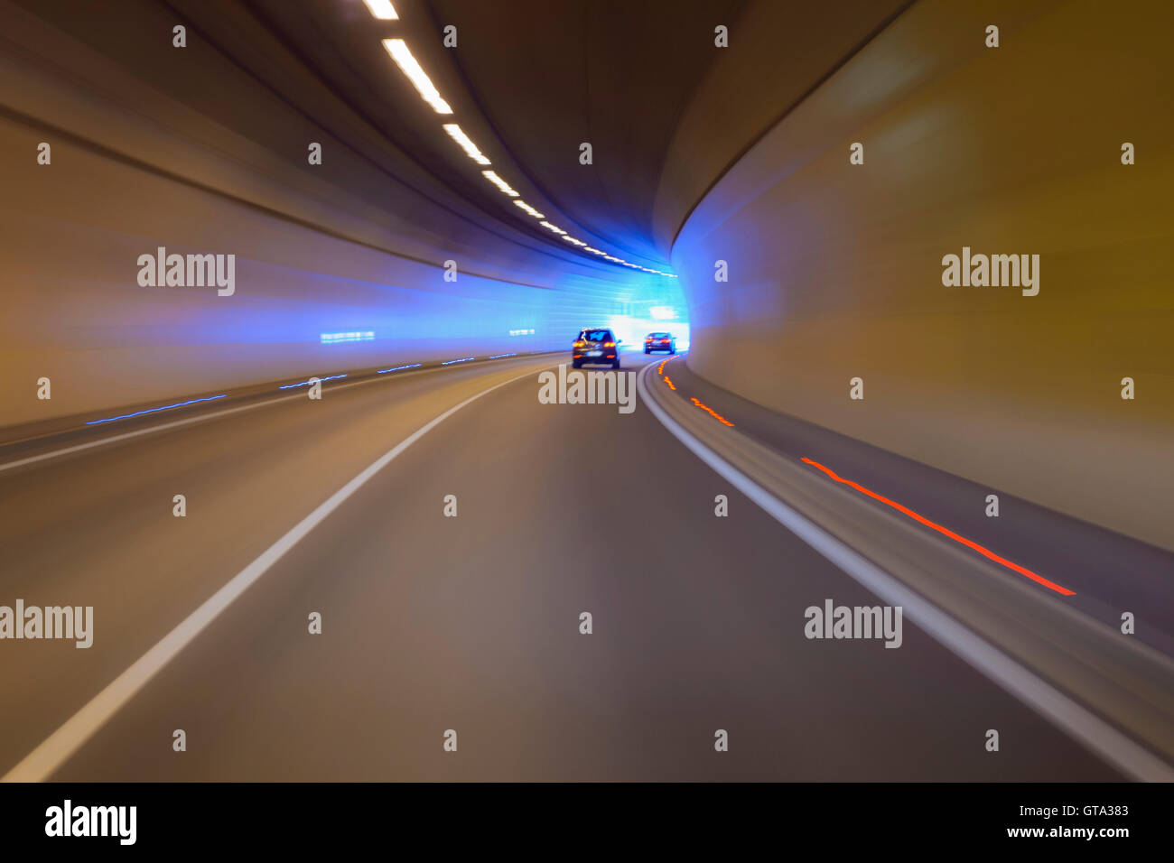 Fahrt durch Tunnel mit Verkehr, Österreich Stockfoto