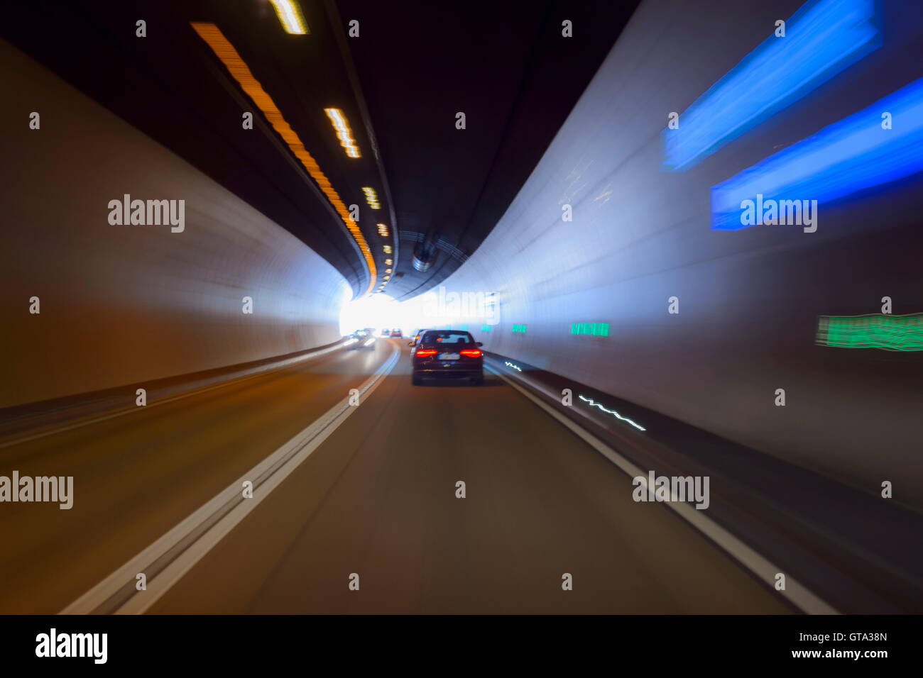 Fahrt durch Tunnel mit Verkehr, Österreich Stockfoto