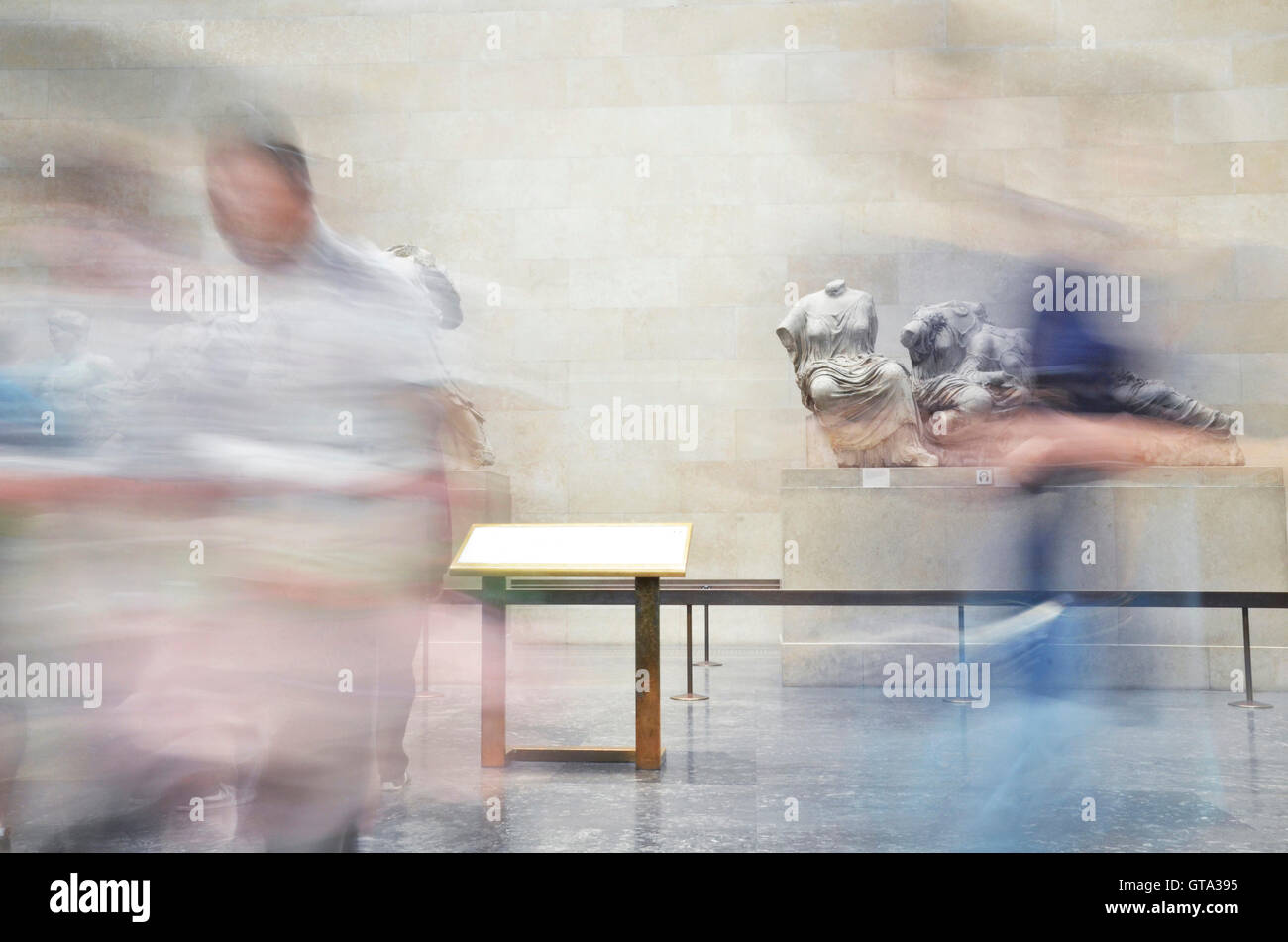 Langzeitbelichtung im Inneren des British Museum, London, England, UK Stockfoto