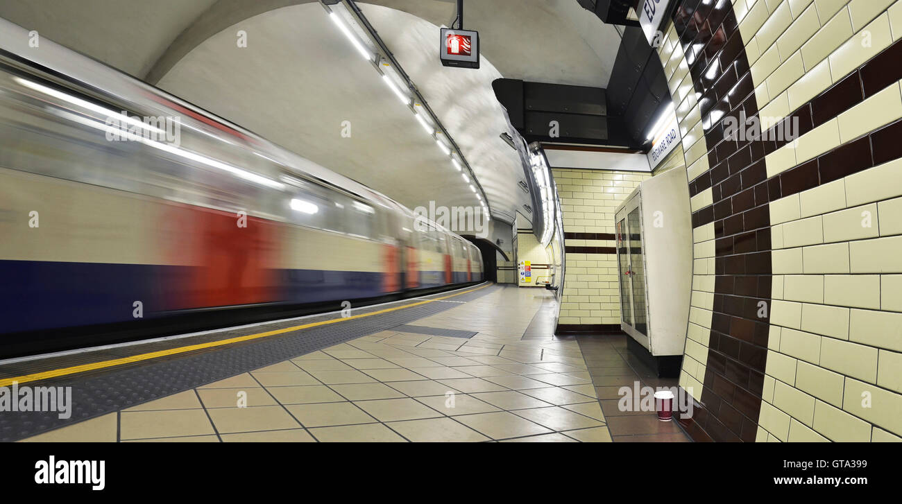 Blick auf London unterirdisch Plattform an der Edgware Road mit dem Zug verlassen, London, England, UK Stockfoto