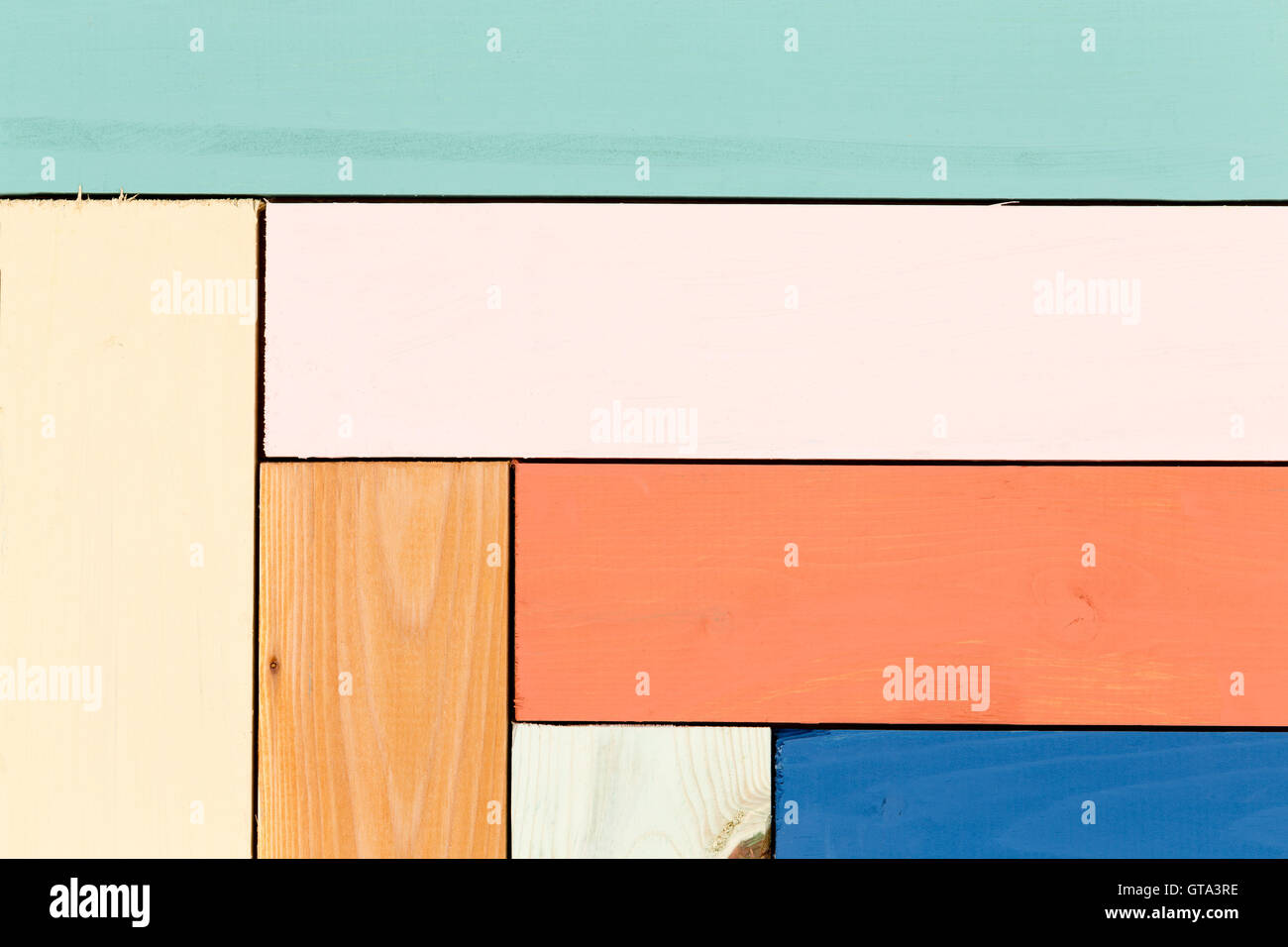 Nahaufnahme auf Hintergrund mit textfreiraum von Grün, rosa, gelb, orange, blau und gebeiztem Holz Bretter Stockfoto