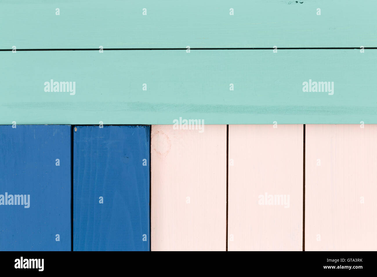 Grün, blau und Rose farbig gebeizt Holz Hintergrundmuster in eine Nahaufnahme der Draufsicht mit textfreiraum für Ihre kreative oder de Stockfoto