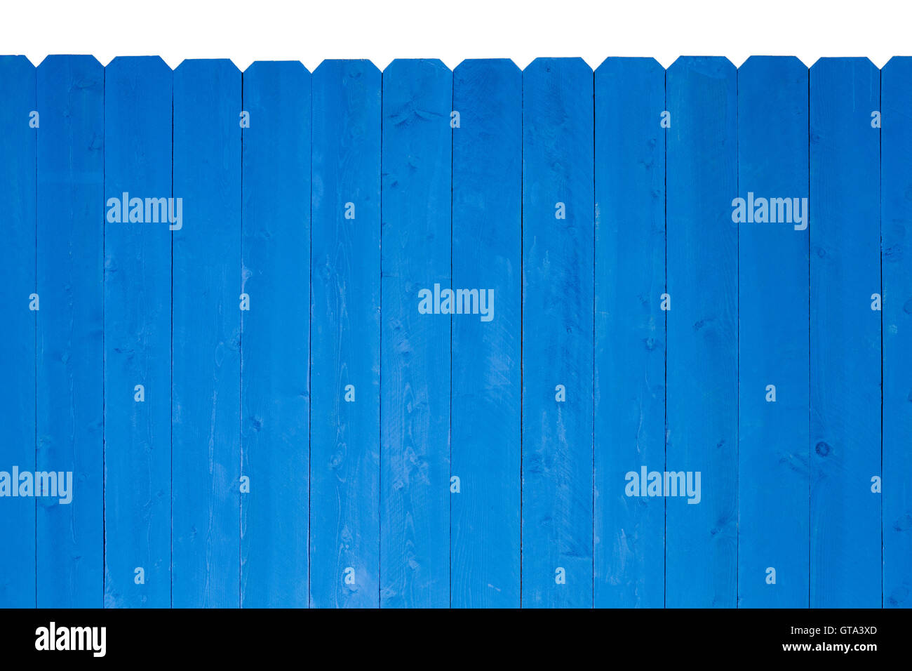 Einfache Holzlatte Zaun mit parallelen Brettern über einen weißen Hintergrund mit Königsblau Farbe befleckt Stockfoto