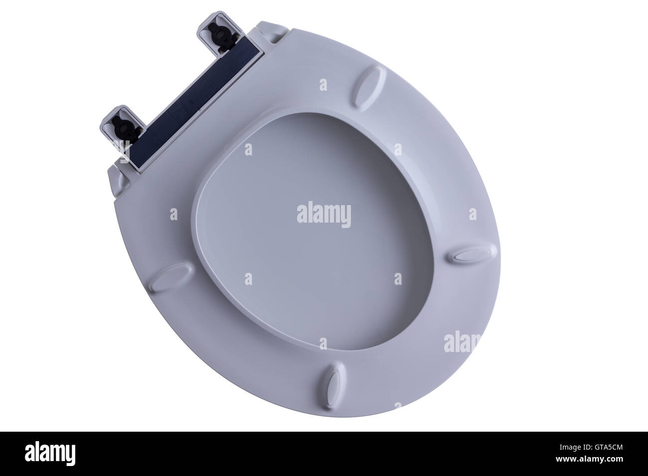 Nähe verlieren WC-Sitz und Deckel isoliert auf weiss mit Blick auf die Unterseite der Sanitär Armatur, diagonal orientiert w Stockfoto