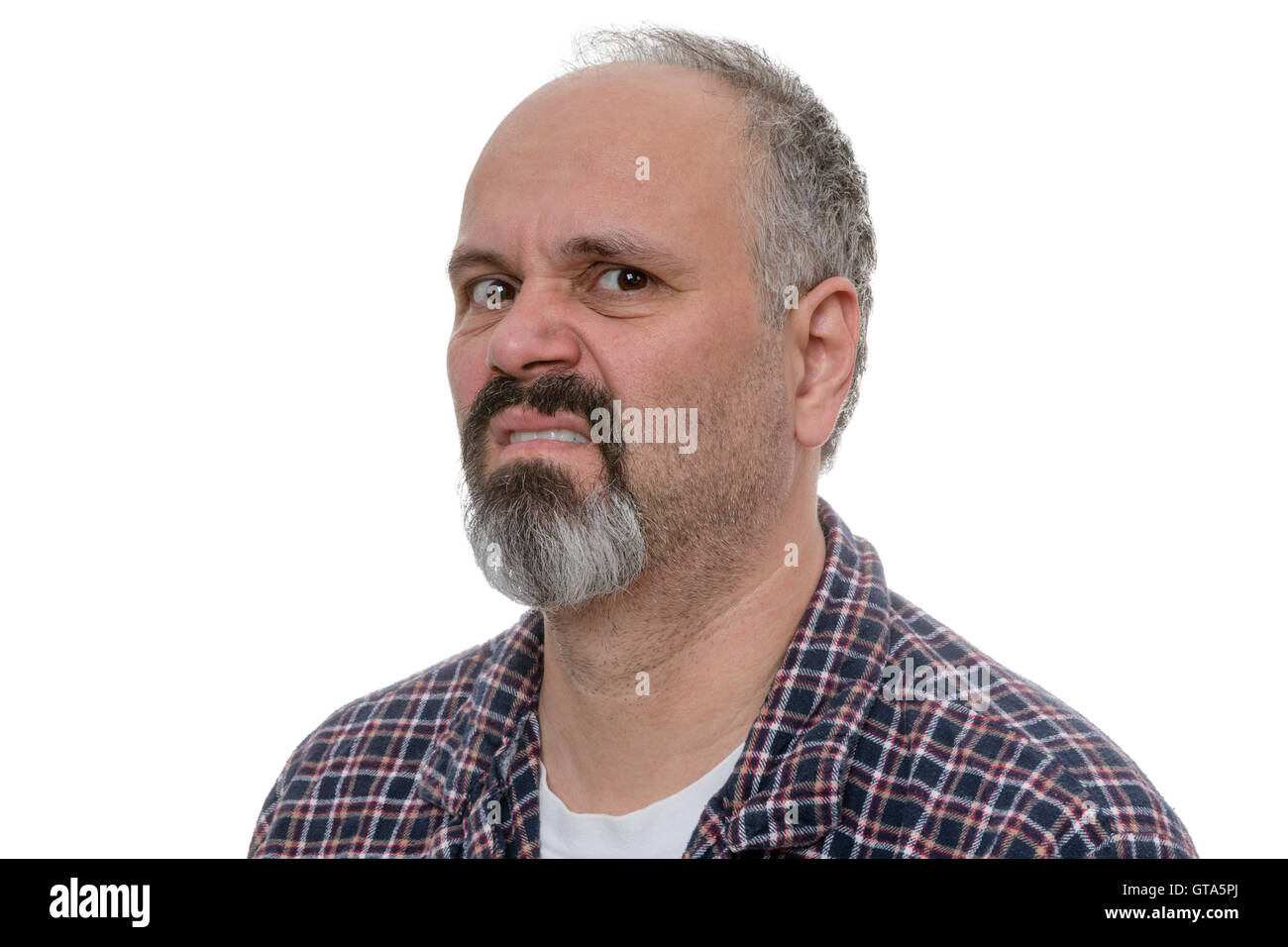Verärgerte Glatze Mann mit Bart mokiert in die Kamera während des Tragens karierten Hemd Stockfoto