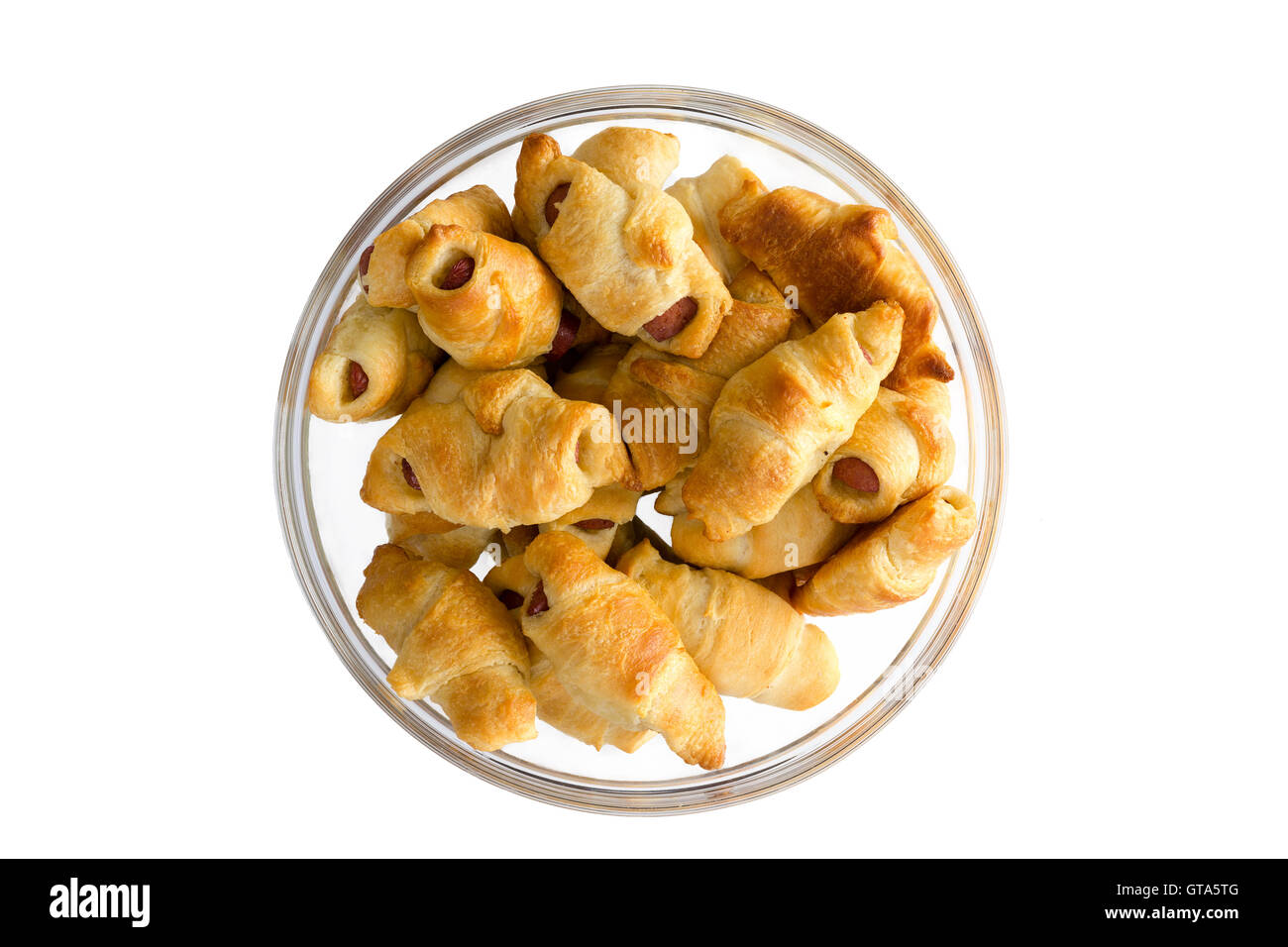 Frisch gebackene Hot-Dog-Croissants auf einem Teller mit einer würzigen Wurst füllen für einen leckeren Snack aus Overhead isoliert auf Pfingstmontag betrachtet Stockfoto