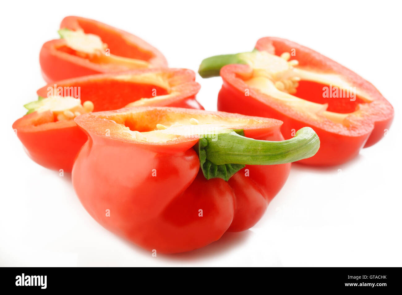 geschnittene rote Paprika auf weißem Hintergrund Stockfoto