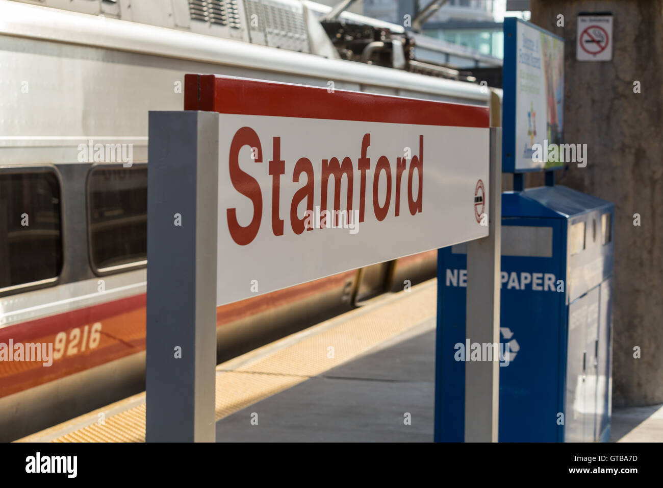 Eine Metro-North New Haven Linie s-Bahn erwartet Abkehr von Stamford Station in Stamford, Connecticut. Stockfoto