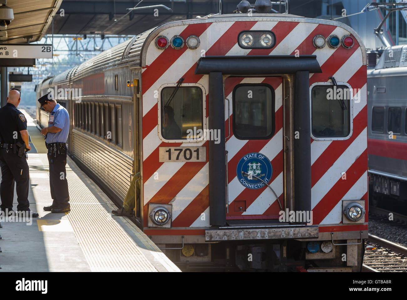 Ein südlicher Richtung Metro-North New Haven Linie s-Bahn erwartet Abkehr von Stamford Station in Stamford, Connecticut. Stockfoto