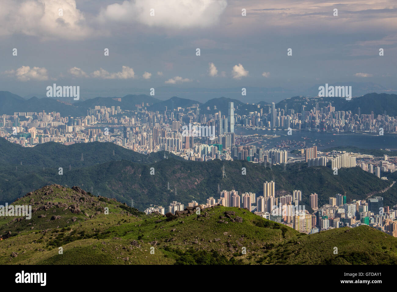 Hong Kong aus einer anderen Perspektive: die Welt berühmten Beton-Dschungel von Schichten von grünen, wörtliche Dschungel umgeben. Stockfoto