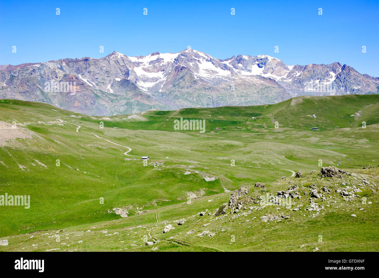 Plateau des Emparis mit einem schneebedeckten Gipfel im Hintergrund (Massif des Grandes Rousses), Alpen, Frankreich Stockfoto
