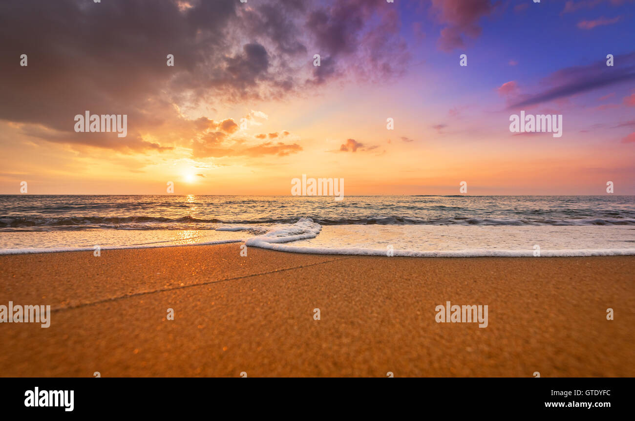 Bunte Meer Strand Sonnenaufgang. Stockfoto
