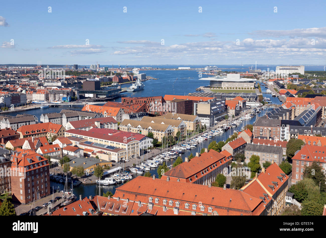 Luftbild des Christianshavn-Kanals und der historischen Straßen, des Innenhafens, des Royal Danish Opera House und gegenüber des Royal Playhouse. Kopenhagen. Stockfoto