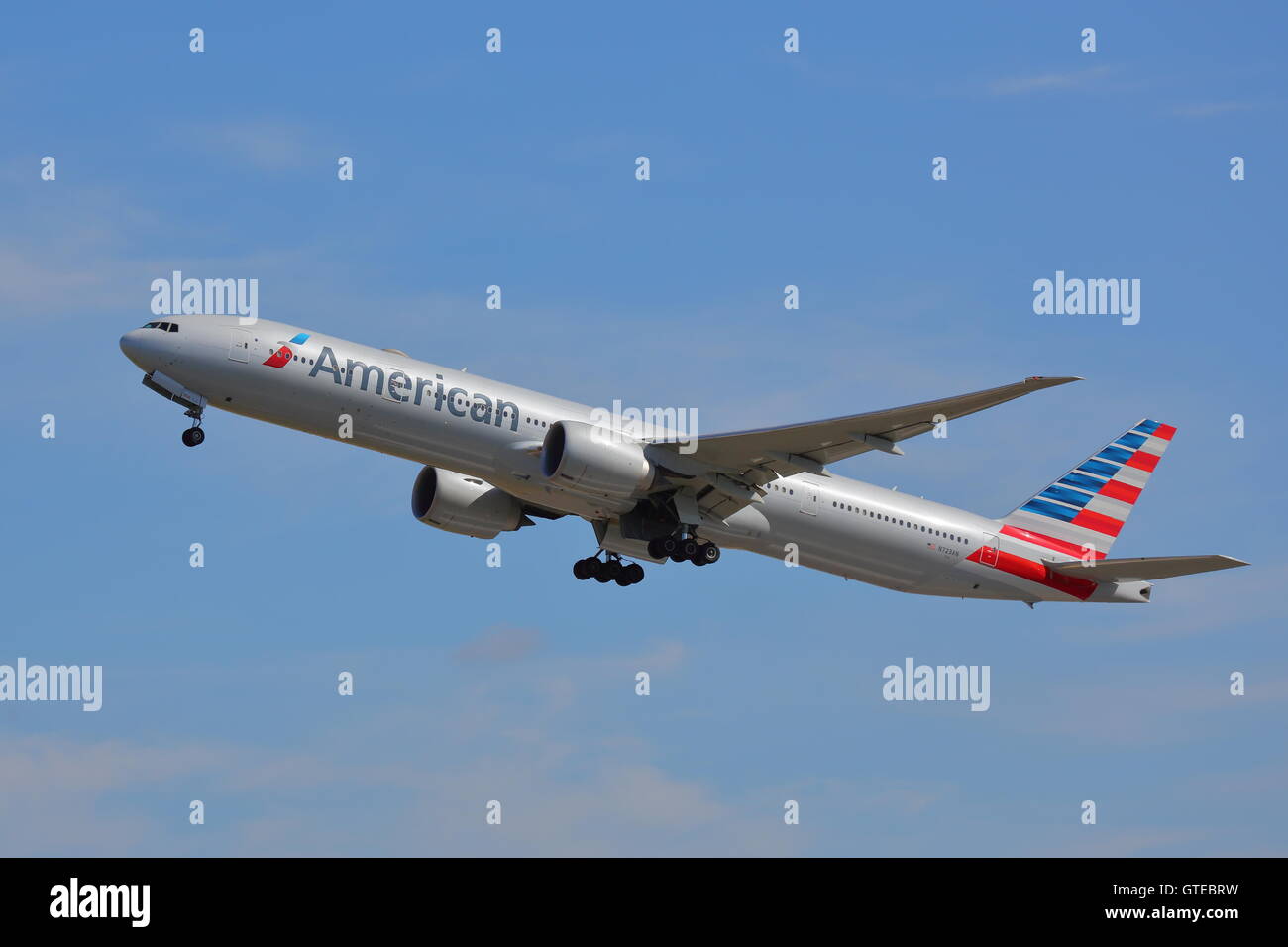 American Airlines Boeing 777-300ER N723AN ausgehend von London Heathrow Airport, Großbritannien Stockfoto