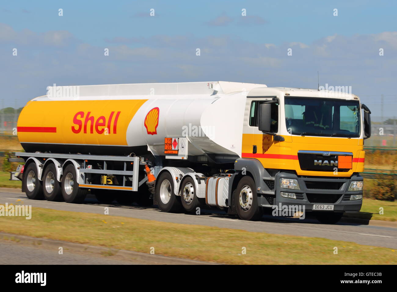 Shell-Tanker-LKW in der Nähe von London Heathrow Airport Stockfoto