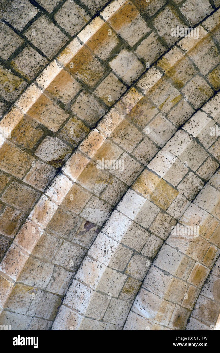 mittelalterlichen alten Steinbögen auf einer Brücke Stockfoto