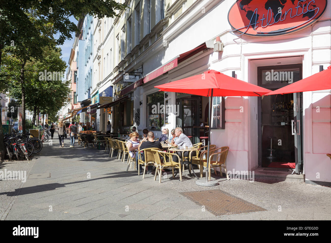 Bergmannstraße in Kreuzberg Leute sitzen vor Café Atlantis, Berlin, Deutschland Stockfoto