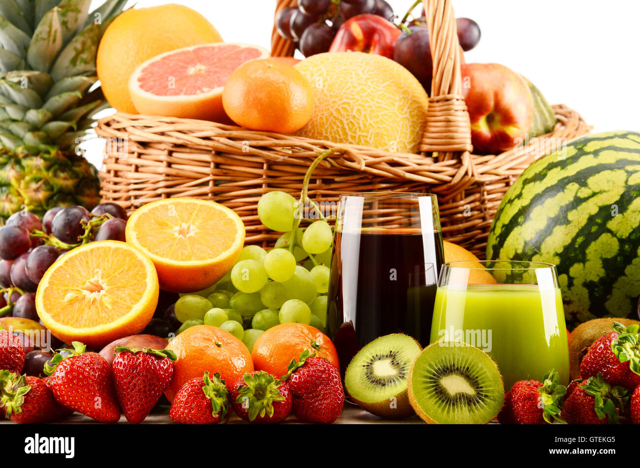 Komposition mit verschiedenen Früchten und Gläser Saft. Ausgewogene Ernährung Stockfoto